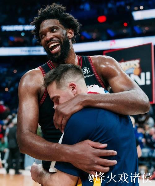 聊什么呢?76人官媒晒恩比德与哈利伯顿交谈照:赛后见面会 聊什么呢?76人官媒晒恩比德与哈利伯顿交谈照:赛后见面会