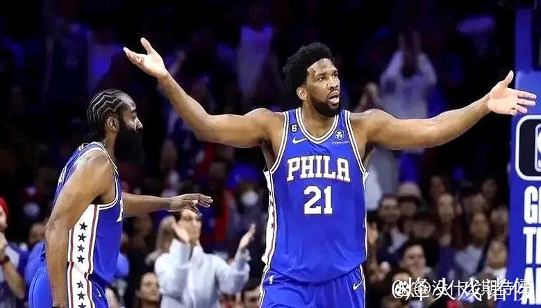 聊什么呢?76人官媒晒恩比德与哈利伯顿交谈照:赛后见面会 聊什么呢?76人官媒晒恩比德与哈利伯顿交谈照:赛后见面会